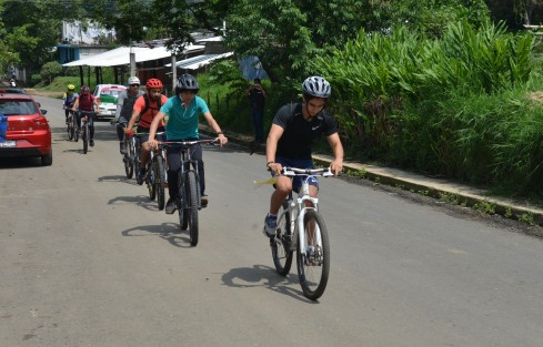  Un grupo de ciclistas y senderistas de la ciudad de Xalapa y los alrededores, se organizaron  para buscar  a la adolescente Luz Ainara González Kleinert en la comunidad de Rancho Viejo, municipio de Tlalnelhuayocan, Ver., desaparecida ayer lunes.