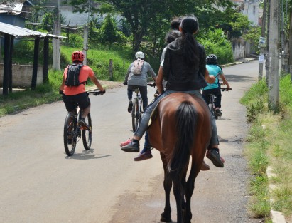  Un grupo de ciclistas y senderistas de la ciudad de Xalapa y los alrededores, se organizaron  para buscar  a la adolescente Luz Ainara González Kleinert en la comunidad de Rancho Viejo, municipio de Tlalnelhuayocan, Ver., desaparecida ayer lunes.