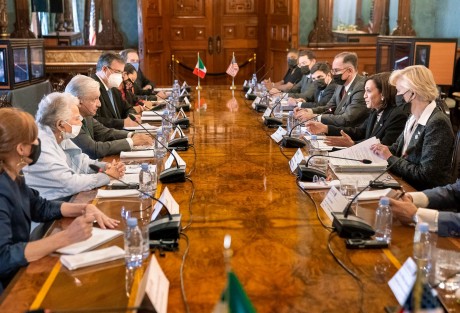 En la primera visita oficial de la vicepresidenta de Estados Unidos, Kamala Harris, para reunirse con el presidente Andrés Manuel López Obrador, los gobiernos de México y Estados Unidos reforzaron su visión de una relación bilateral basada en el respeto mutuo y la cooperación para enfrentar de manera conjunta los retos binacionales y regionales.