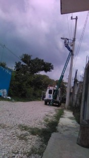 Trabajadores de Alumbrado Público del Municipio de Teocelo, continúan con el mantenimiento y sustitución de lámparas en mal estado en la cabecera municipal y comunidades, se repararon cables sueltos en la calle 22 de enero en el ejido de Texin; también se compusieron lámparas en el Campo Deportivo de la misma comunidad.