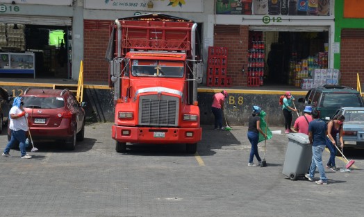 Habitantes de comunidades de Xalapa y municipios aledaños acudieron a realizar limpieza en la Central de Abasto de Xalapa, convocados por locatarios quienes pagarán su faena con productos. 