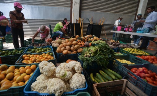 Habitantes de comunidades de Xalapa y municipios aledaños acudieron a realizar limpieza en la Central de Abasto de Xalapa, convocados por locatarios quienes pagarán su faena con productos. 