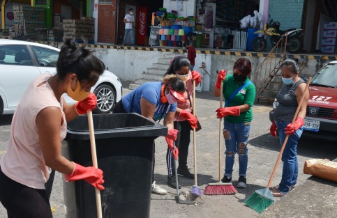 Principalmente mujeres participan en faenas de limpieza en la Central de Abasto de Xalapa, a cambio de lo cual recibirán alimentos como remuneración. La iniciativa de los locatarios del lugar pretende mantener limpio el lugar, a la vez de beneficiar a personas que han visto disminuidos sus ingresos con la pandemia.