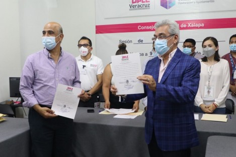 A las 3:55 horas de este jueves, Ricardo Ahued Bardahuil, recibió de las autoridades electorales la constancia de mayoría como alcalde electo de Xalapa para el periodo 2022-2025.