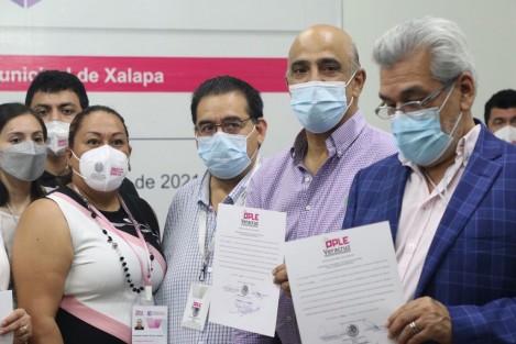 A las 3:55 horas de este jueves, Ricardo Ahued Bardahuil, recibió de las autoridades electorales la constancia de mayoría como alcalde electo de Xalapa para el periodo 2022-2025.