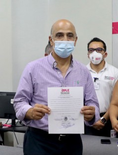 A las 3:55 horas de este jueves Ricardo Ahued Bardahuil, recibió de las autoridades electorales la constancia de mayoría como alcalde electo de Xalapa para el periodo 2022-2025.