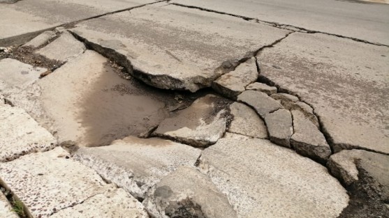 Sobre la calle Ebano se siguen dando estos hundimiemtos a causa de malas reparaciones de trabajadores de CMAS, al menos cinco; ha crecido su tamaño debido a las lluvias de los últimos días. 