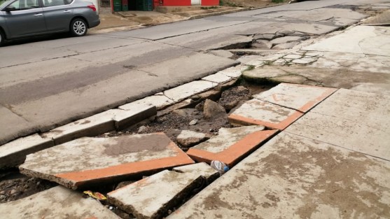 Sobre la calle Ebano se siguen dando estos hundimiemtos a causa de malas reparaciones de trabajadores de CMAS, al menos cinco; ha crecido su tamaño debido a las lluvias de los últimos días. 
