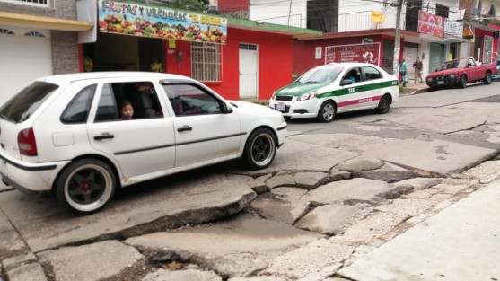 Sobre la calle Ebano se siguen dando estos hundimiemtos a causa de malas reparaciones de trabajadores de CMAS, al menos cinco; ha crecido su tamaño debido a las lluvias de los últimos días. 