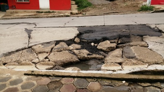 Sobre la calle Ebano se siguen dando estos hundimiemtos a causa de malas reparaciones de trabajadores de CMAS, al menos cinco; ha crecido su tamaño debido a las lluvias de los últimos días. 