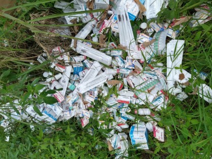 Personal de la Secretaría de Salud acudió a un lote baldío de la localidad El Castillo, donde fueron halladas siete mil 206 cajas con medicamentos, a fin de efectuar las diligencias para su aseguramiento y etiquetado.