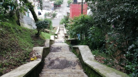 Vecinos de la colonia Niños Héroes de la ciudad de Xalapa, alzan la voz nuevamente por el acoso de que son objeto las mujeres que transitan  por las escalinatas de la calle mirador, donde frecuentemente son víctimas de agresiones de pandilleros ante la ausencia de vigilancia. 
