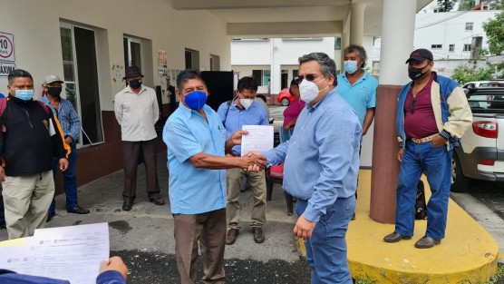Con la renovación de permisos de pesca a más de 250 familias que integran 12 cooperativas de la Laguna de Catemaco, el Gobierno del Estado, a través de la Secretaría de Desarrollo Agropecuario, Rural y Pesca (SEDARPA), garantiza que las actividades del sector transcurran en la legalidad y así continúen impulsando el crecimiento de la región.