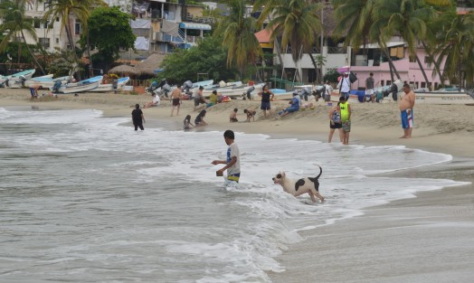 A pesar de ser un puerto que vive básicamente del turismo en las orillas de las playas, los habitantes del lugar pasan el tiempo tratando de pescar algo para llevar a casa.
