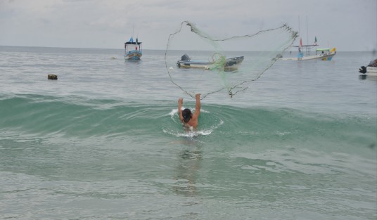 A pesar de ser un puerto que vive básicamente del turismo en las orillas de las playas, los habitantes del lugar pasan el tiempo tratando de pescar algo para llevar a casa.
