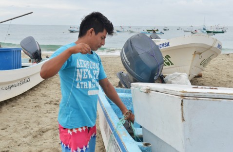 Las lanchas que se encuentran a la playa ofrecen su servicio a los turistas para llevarlos  a conocer las diferentes lugares del sitio, sin embargo al ser temporada baja ellos también realizan la pesca con la técnica lo que llaman la tarima, que es colocar una cuerda muy larga con muchos anzuelos.
