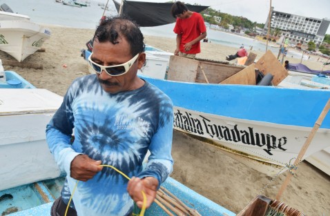 Las lanchas que se encuentran a la playa ofrecen su servicio a los turistas para llevarlos  a conocer las diferentes lugares del sitio, sin embargo al ser temporada baja ellos también realizan la pesca con la técnica lo que llaman la tarima, que es colocar una cuerda muy larga con muchos anzuelos.