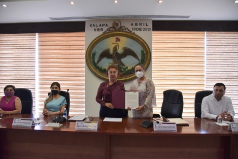  Con la finalidad de capacitar a servidores públicos y difundir conocimientos en materia de Derechos Humanos, se llevó a cabo la firma del Convenio de Colaboración entre el Poder Judicial del Estado de Veracruz y la Comisión Estatal de Derechos Humanos (CEDH).