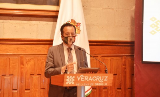 El gobernador Cuitláhuac García Jiménez emitió un llamado a los presidentes municipales electos: </em>impidan que los grupos delictivos se les acerquen y dar la Policía, Tesorería y Obras Públicas a los jefes de plaza; no permitan que se infiltren</em>.
