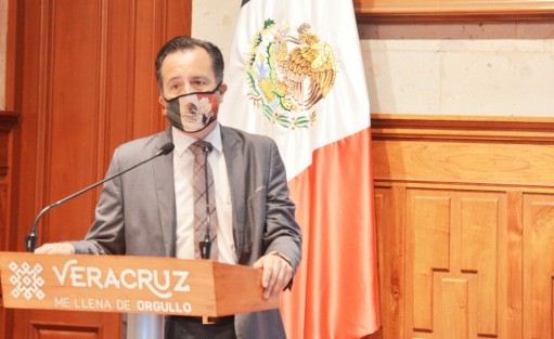 El gobernador Cuitláhuac García Jiménez emitió un llamado a los presidentes municipales electos: </em>impidan que los grupos delictivos se les acerquen y dar la Policía, Tesorería y Obras Públicas a los jefes de plaza; no permitan que se infiltren</em>.
