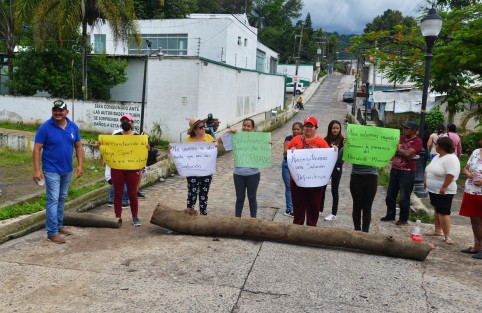 Pobladores de Coatepec bloquearon el puente del Obrador, ante la falta de respuesta por parte del ayuntamiento para evitar inundaciones en la colonia Salvador de Díaz Mirón. 