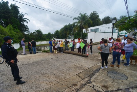 Pobladores de Coatepec bloquearon el puente del Obrador, ante la falta de respuesta por parte del ayuntamiento para evitar inundaciones en la colonia Salvador de Díaz Mirón. 