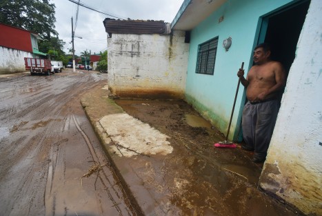 Decenas de vecinos de la zona conocida como <em>Barrio del Sapo</em> denunciaron que han sido cada vez más constantes las afectaciones en sus viviendas por el desbordamiento del río Pintores. 