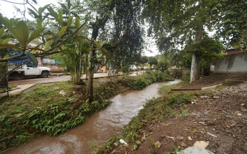 Decenas de vecinos de la zona conocida como <em>Barrio del Sapo</em> denunciaron que han sido cada vez más constantes las afectaciones en sus viviendas por el desbordamiento del río Pintores. 