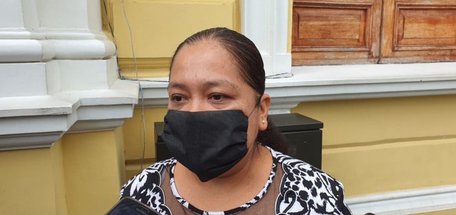  Con el objeto de aclarar algunas inquietudes mostradas por familiares de personas que venían colaborando en la presente administración del Ayuntamiento de Tlilapan, Ver., la alcaldesa Gabriela Ramos Ramírez, negó lo vertido en las redes sociales, respecto a que se han despedido empleados tras la sospecha de no haber apoyado algún proyecto político. 