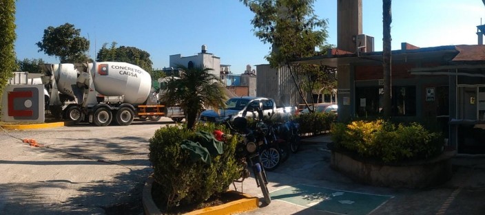 Vecinos del Barrio San José, en Ixtaczoquitlán, Ver., responsabilizan a las empresas Constructo y e pre mezclados CAGSA, de la escasez de agua que padecen . 