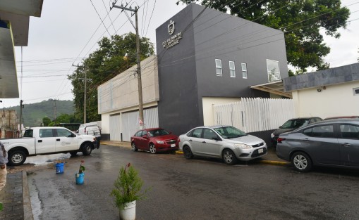 Cabe recordar que Yunes Márquez fue denunciado por falsificación de documentos, en específico comprobante de domicilio, para poder participar como candidato a la alcaldía de Veracruz, misma que le fue retirada por el TEV. 