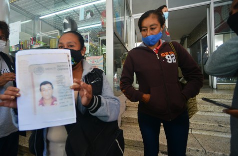 Familiares del campesino Antonio López Vázquez, originario de la localidad Tecama, estuvieron en Xalapa para denunciar públicamente su desaparición desde hace un mes. El joven habría abordado un taxi hacia la carretera a Córdoba, y bajado más adelante de la localidad. Desde entonces nada saben de él. 