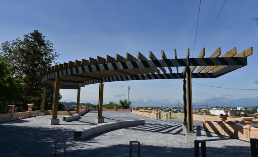 Aún no ha sido inaugurada la cuestionada pérgola del parque Juárez, y no se sabe para cuándo, ya que con el cambio de semáforo de la pandemia todo se complicó para los visitantes... ya le hubieran sembrado unas flores...