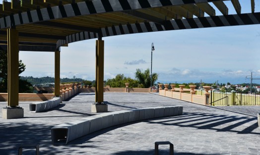 Aún no ha sido inaugurada la cuestionada pérgola del parque Juárez, y no se sabe para cuándo, ya que con el cambio de semáforo de la pandemia todo se complicó para los visitantes... ya le hubieran sembrado unas flores...