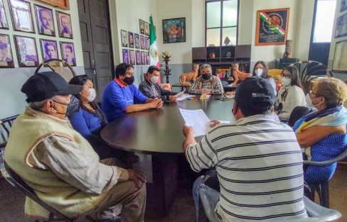 Como parte de las actividades de atención ciudadana del H. Ayuntamiento de Teocelo, el alcalde, Mario Chama Díaz, sostuvo reuniones con vecinos de cabecera municipal; entre los temas abordados fue detallar el proyecto que resolverá la problemática en la red de drenaje sanitario de vecinos de la calle Rubén Darío.  Durante la reunión el presidente municipal giró instrucciones al Director de Obras Públicas, Alberto Lucas Marín para la pronta atención y puesta en marcha de la obra.