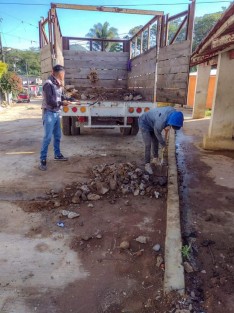 Continúan las jornadas de limpieza y mantenimiento en calles y espacios públicos de Teocelo; trabajadores de Servicios Generales realizan limpieza y remoción de escombro en calles de cabecera municipal y comunidades con el objetivo de mantener limpias las vías de comunicación y evitar azolvamiento de alcantarillas y tragatormentas en la presente temporada de lluvias.