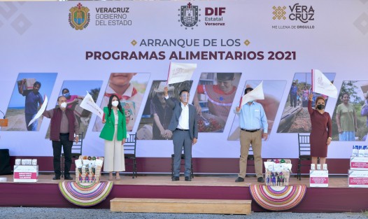 El gobernador Cuitláhuac García Jiménez al dar el banderazo de arranque de los programas alimentarios 2021. 