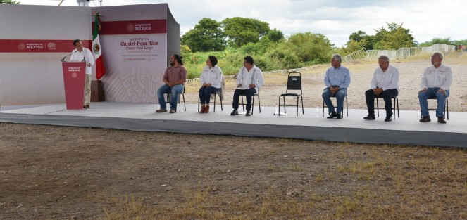 El presidente Andrés Manuel López Obrador en compañía del gobernador de Veracruz Cuitláhuac García Jiménez autoridades de la SCT y alcaldes de la región firmaron el compromiso que hicieron con los pobladores para reiniciar  la construcción de la autopista Cardel-Poza Rica con lo se se da fin al conflicto de los dos kilómetros que faltaban para concluir dicha obra.