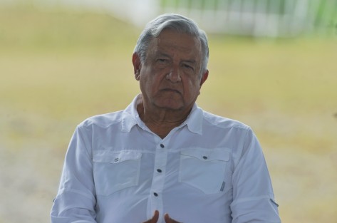  El presidente Andrés Manuel López Obrador en compañía del gobernador de Veracruz Cuitláhuac García Jiménez autoridades de la SCT y alcaldes de la región firmaron el compromiso que hicieron con los pobladores para reiniciar  la construcción de la autopista Cardel-Poza Rica con lo se se da fin al conflicto de los dos kilómetros que faltaban para concluir dicha obra.