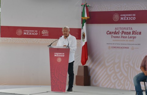  El presidente Andrés Manuel López Obrador en compañía del gobernador de Veracruz Cuitláhuac García Jiménez autoridades de la SCT y alcaldes de la región firmaron el compromiso que hicieron con los pobladores para reiniciar  la construcción de la autopista Cardel-Poza Rica con lo se se da fin al conflicto de los dos kilómetros que faltaban para concluir dicha obra.