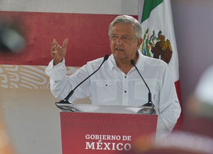  El presidente Andrés Manuel López Obrador en compañía del gobernador de Veracruz, Cuitláhuac García Jiménez, autoridades de la SCT y alcaldes de la región, firmaron el compromiso que hicieron con los pobladores para reiniciar  la construcción de la autopista Cardel-Poza Rica, con lo que se da fin al conflicto de los dos kilómetros que faltaban para concluir dicha obra.