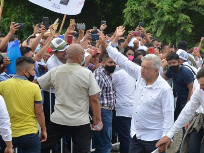  El presidente Andrés Manuel López Obrador en compañía del gobernador de Veracruz, Cuitláhuac García Jiménez, autoridades de la SCT y alcaldes de la región, firmaron el compromiso que hicieron con los pobladores para reiniciar  la construcción de la autopista Cardel-Poza Rica, con lo que se da fin al conflicto de los dos kilómetros que faltaban para concluir dicha obra.