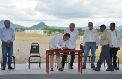  El presidente Andrés Manuel López Obrador en compañía del gobernador de Veracruz, Cuitláhuac García Jiménez, autoridades de la SCT y alcaldes de la región, firmaron el compromiso que hicieron con los pobladores para reiniciar  la construcción de la autopista Cardel-Poza Rica, con lo que se da fin al conflicto de los dos kilómetros que faltaban para concluir dicha obra.