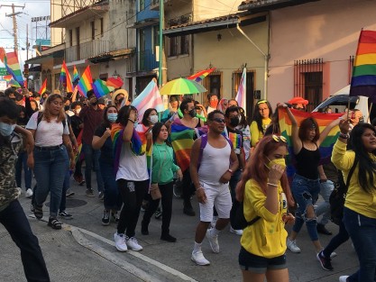 Este sábado integrantes de la comunidad LGBTTTIQ, familiares, amigos y simpatizantes con el movimiento, marcharon desde Palo Verde a Plaza Lerdo, para pedir a la sociedad empatía y respeto, y a las autoridades atención a sus demandas.   