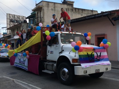 Este sábado integrantes de la comunidad LGBTTTIQ, familiares, amigos y simpatizantes con el movimiento, marcharon desde Palo Verde a Plaza Lerdo, para pedir a la sociedad empatía y respeto, y a las autoridades atención a sus demandas.   