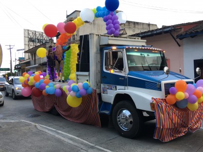 Este sábado integrantes de la comunidad LGBTTTIQ, familiares, amigos y simpatizantes con el movimiento, marcharon desde Palo Verde a Plaza Lerdo, para pedir a la sociedad empatía y respeto, y a las autoridades atención a sus demandas.   