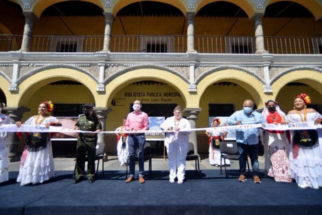 En el marco de la conmemoración por los 200 años del México Independiente y de Los Tratados de Córdoba, el Gobernador  Cuitláhuac García inauguró la exposición fotográfica <em>Esto somos: Rostros y paisajes de Veracruz</em> en la ciudad de Córdoba.