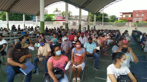 A través de redes sociales el Gobernador Cuitláhuac García Jiménez invitó a los veracruzanos a mantenerse informados del calendario de vacunación para los distintos grupos de edad. Este domingo inició la vacunación del sector de población de 40 a 49 años en Alvarado, Papantla, Espinal, Lerdo de Tejada, entre otros.