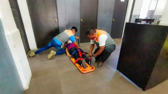 Con la activación de la alerta sísmica, trabajadores y ciudadanos que se dieron  cita en palacio municipal formaron parte de este ejercicio de prevención que tiene como objetivo fomentar la cultura de la Protección Civil en la población, además de identificar los riesgos y fortalecer las capacidades de reacción ante emergencias o desastres.