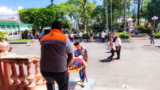Con la activación de la alerta sísmica, trabajadores y ciudadanos que se dieron  cita en palacio municipal formaron parte de este ejercicio de prevención que tiene como objetivo fomentar la cultura de la Protección Civil en la población, además de identificar los riesgos y fortalecer las capacidades de reacción ante emergencias o desastres.